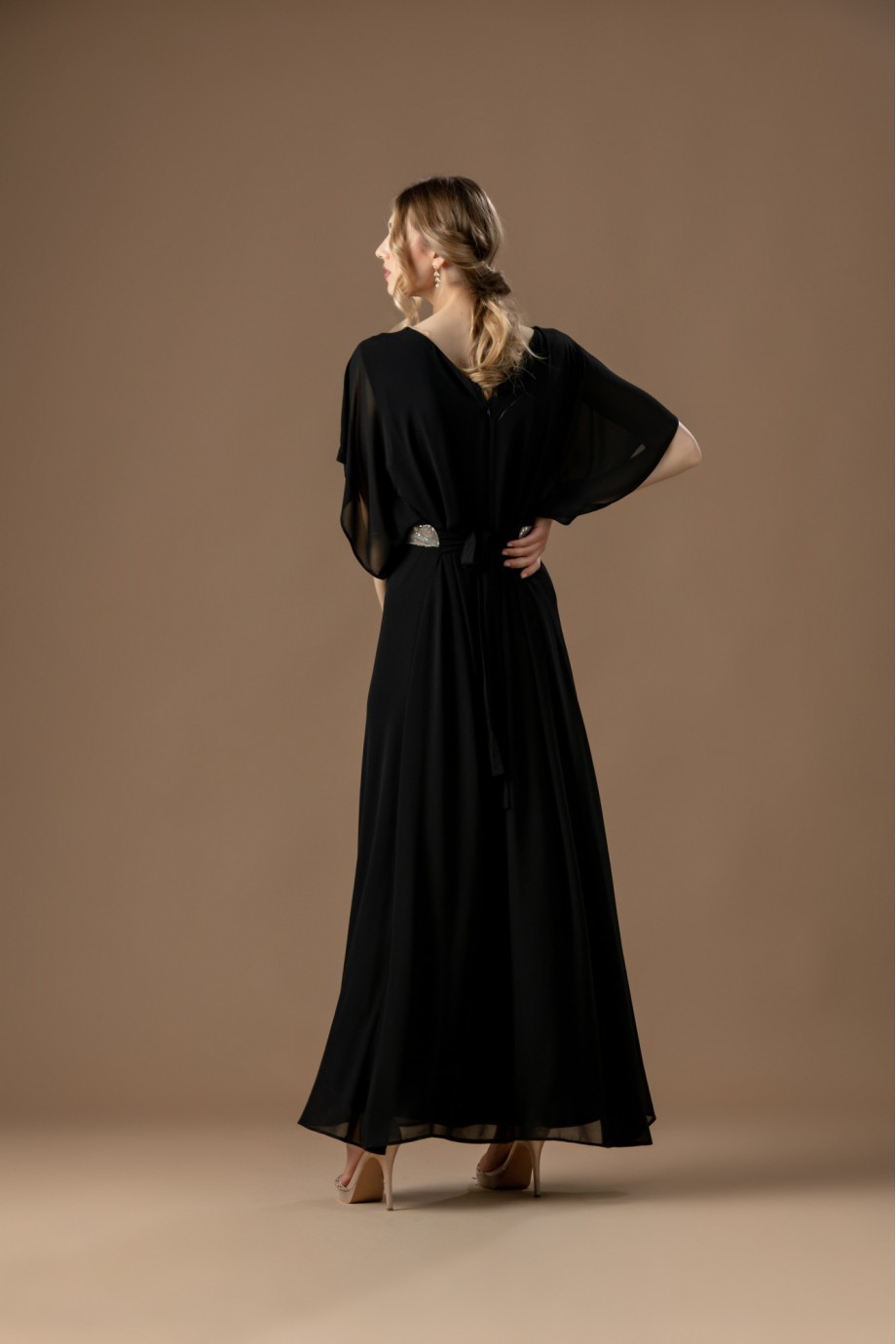 Μακρύ μαύρο φόρεμα με ασημί κέντημα στο μπούστο