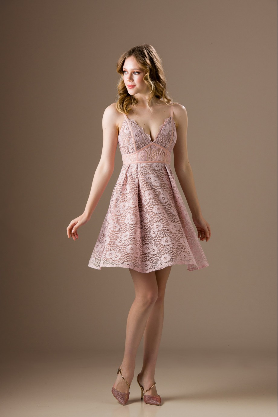 Kοντό ροζ nude φόρεμα με ντεκολτέ
