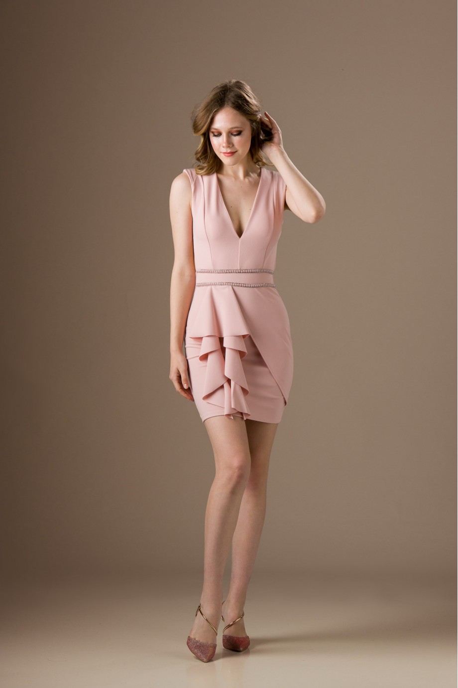 Κοντό απαλό ροζ φόρεμα με ντεκολτέ