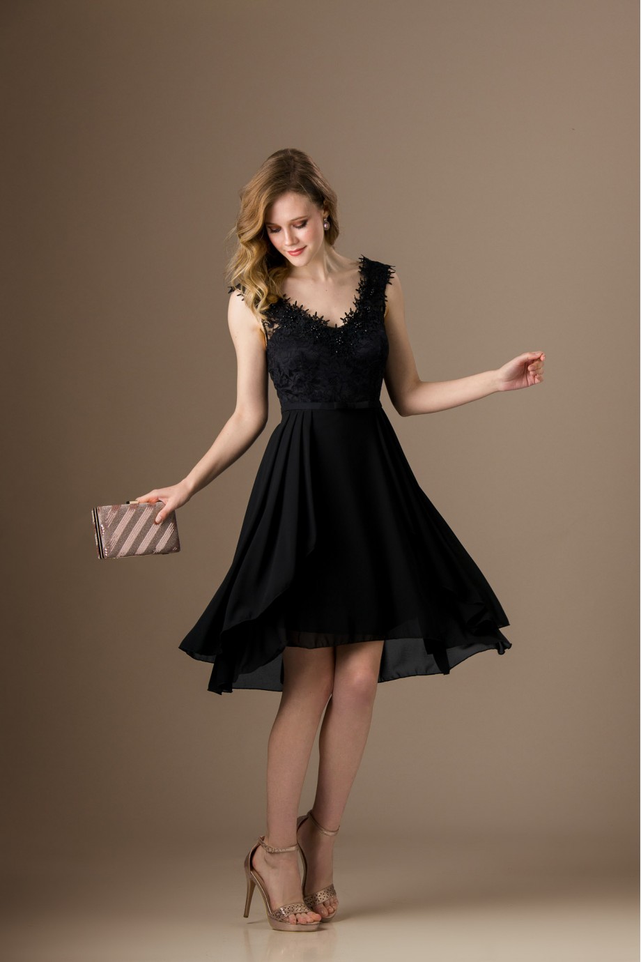 Κοντό μαύρο φόρεμα με δαντέλα