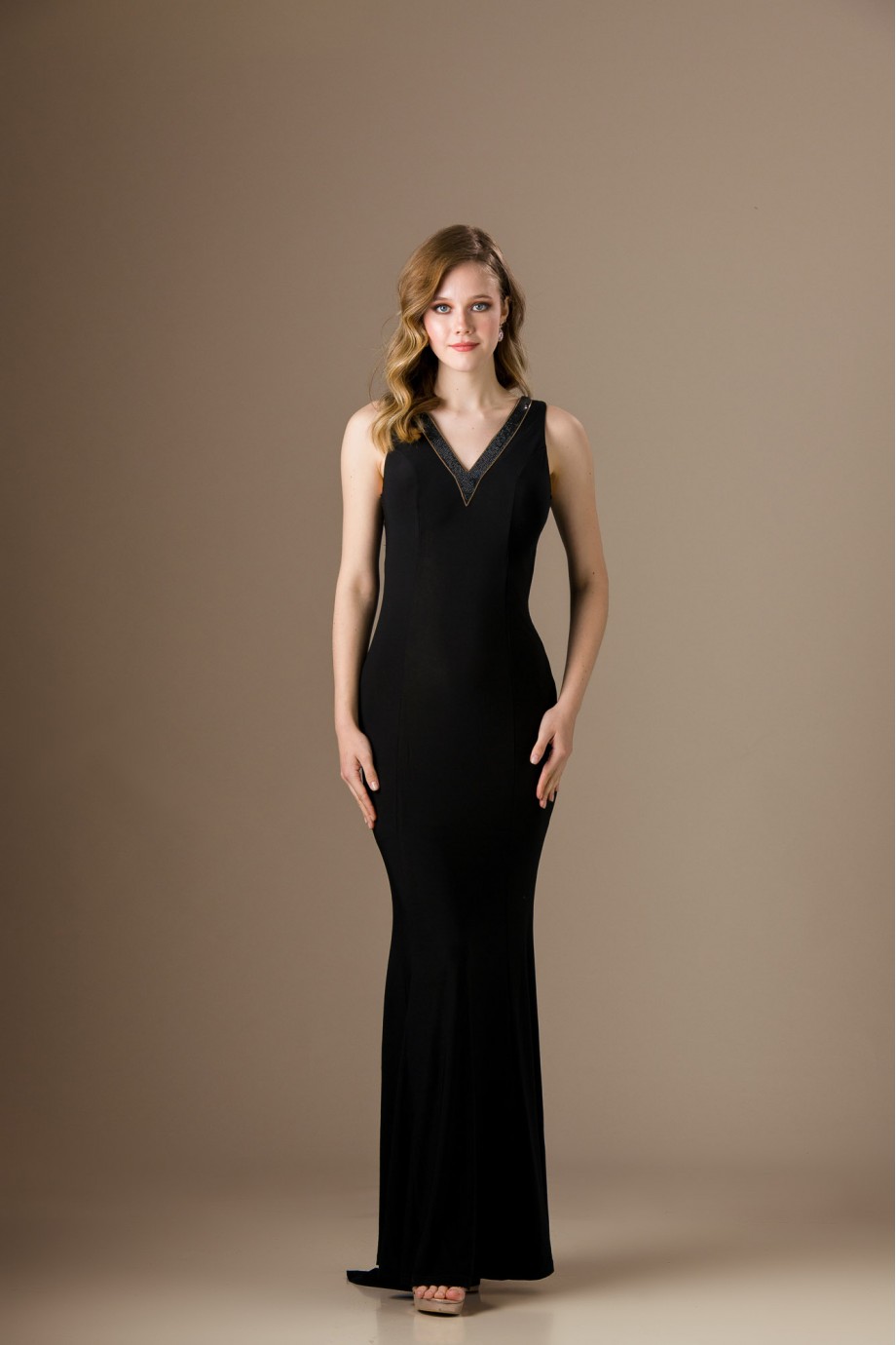 Μακρύ μαύρο ελαστικό εφαρμοστό φόρεμα