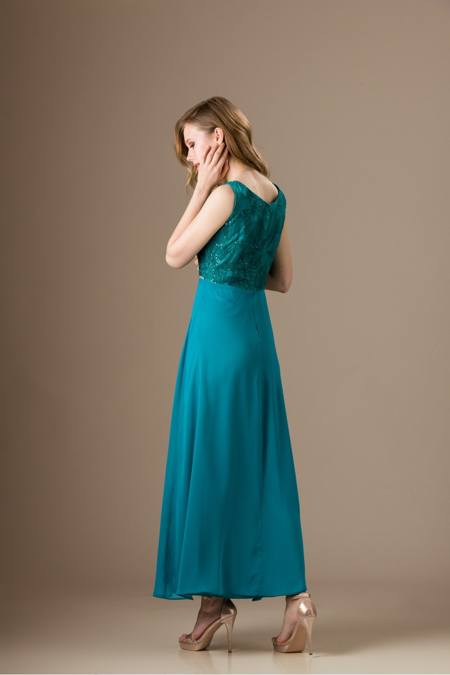 Μακρύ πράσινο φόρεμα με δαντέλα στο μπούστο