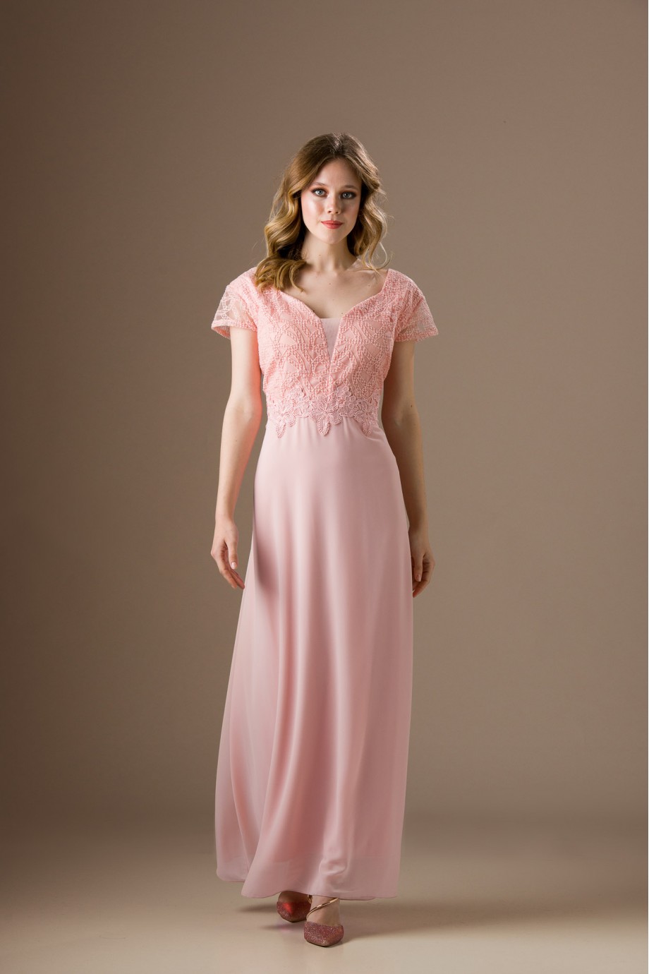 Μακρύ ροζ φόρεμα με δαντέλα στο μπούστο