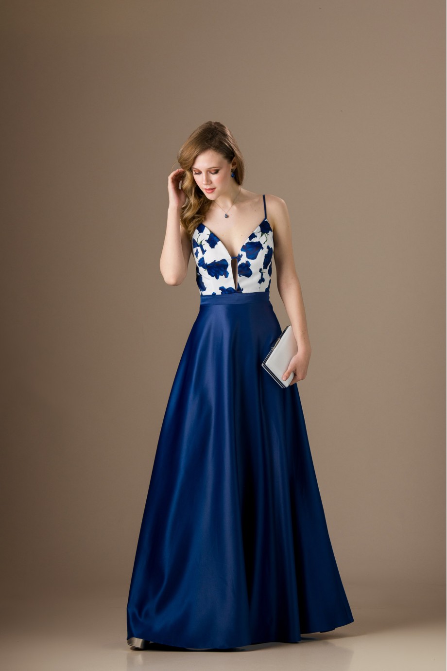 Μακρύ σατέν εξώπλατο μπλε ηλεκτρίκ φόρεμα