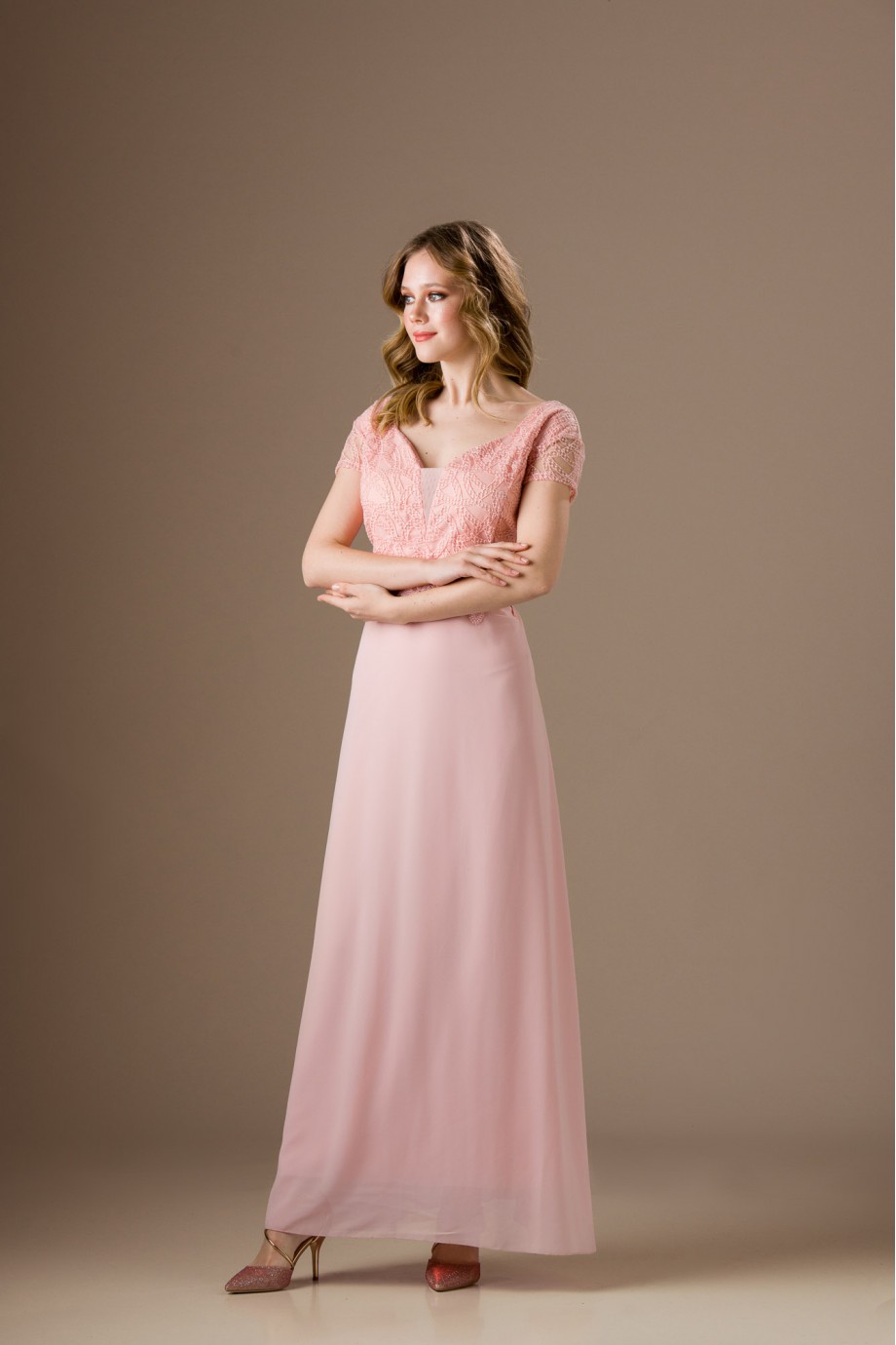 Μακρύ ροζ φόρεμα με δαντέλα στο μπούστο