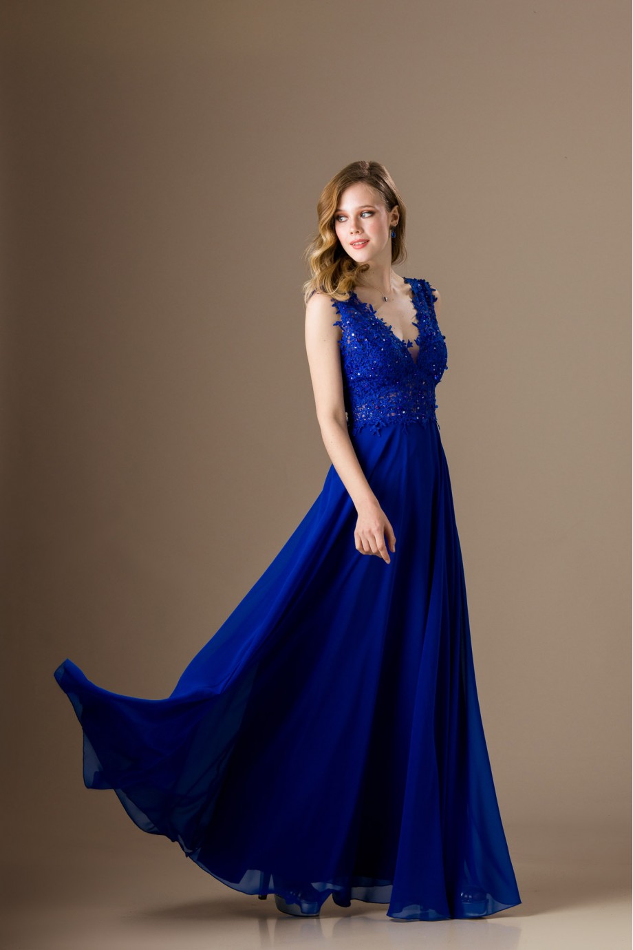 Μακρύ μπλε ηλεκτρίκ φόρεμα με εντυπωσιακή δαντέλα