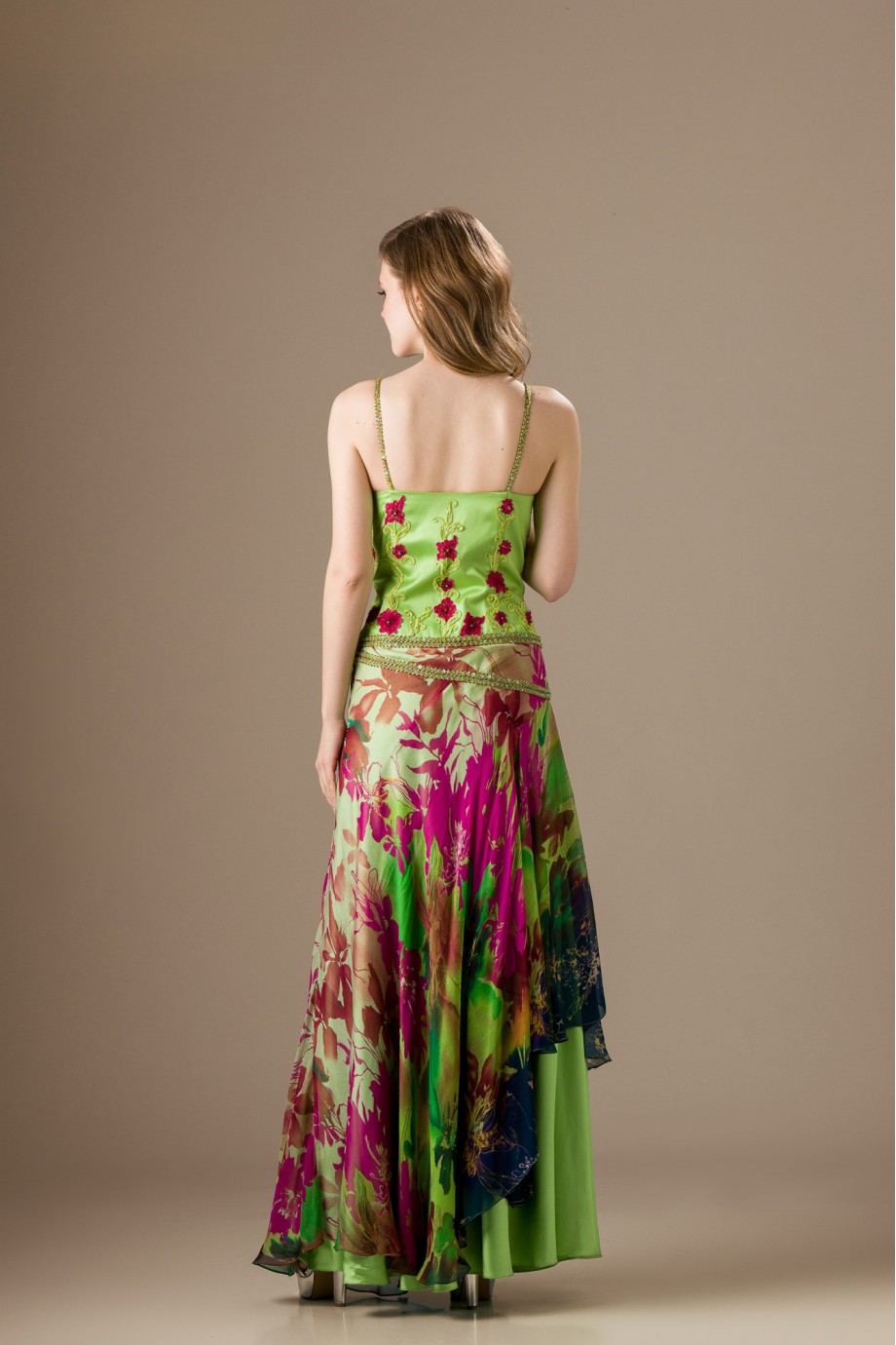 Μακρύ πράσινο αέρινο σατέν φόρεμα