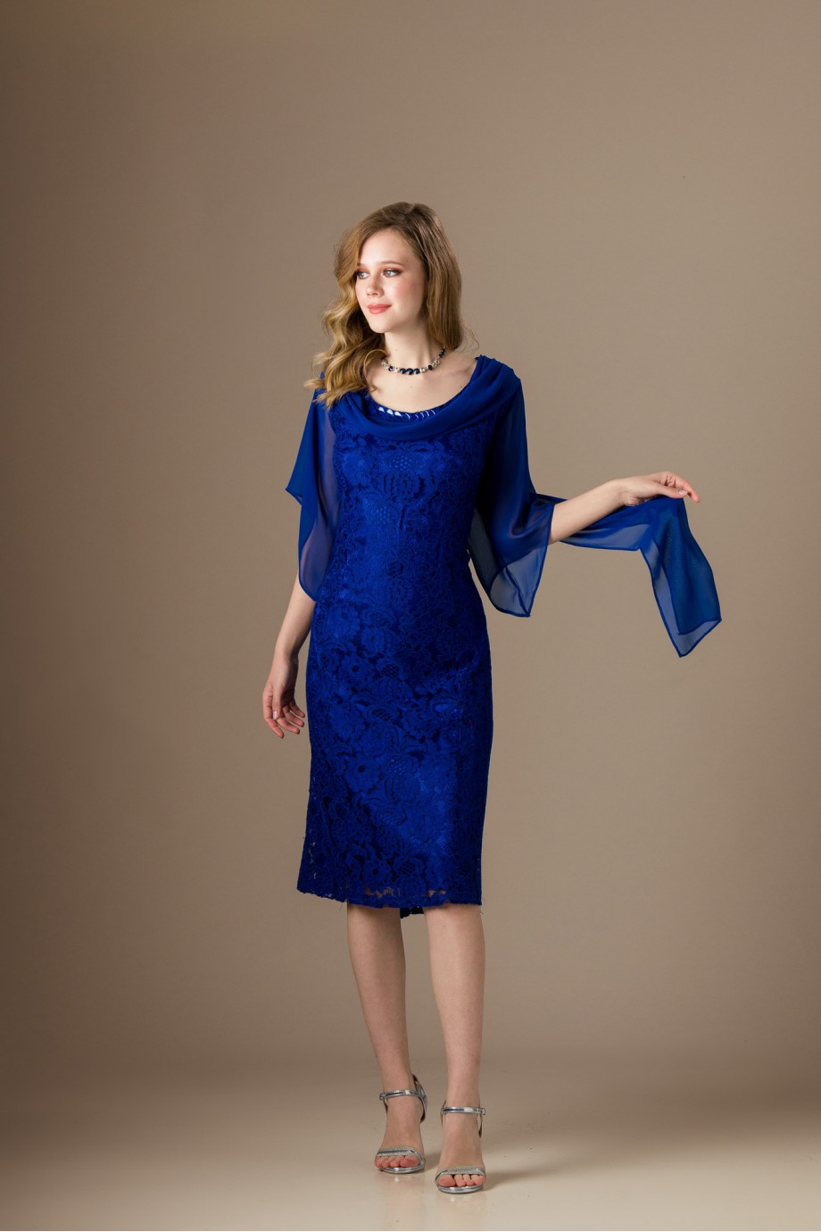Μιντί μπλε ηλεκρικ φόρεμα από δαντέλα