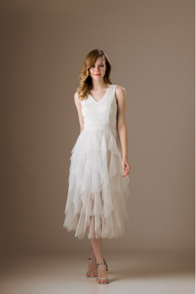 Μιντί λευκό νυφικό φόρεμα με δαντέλα