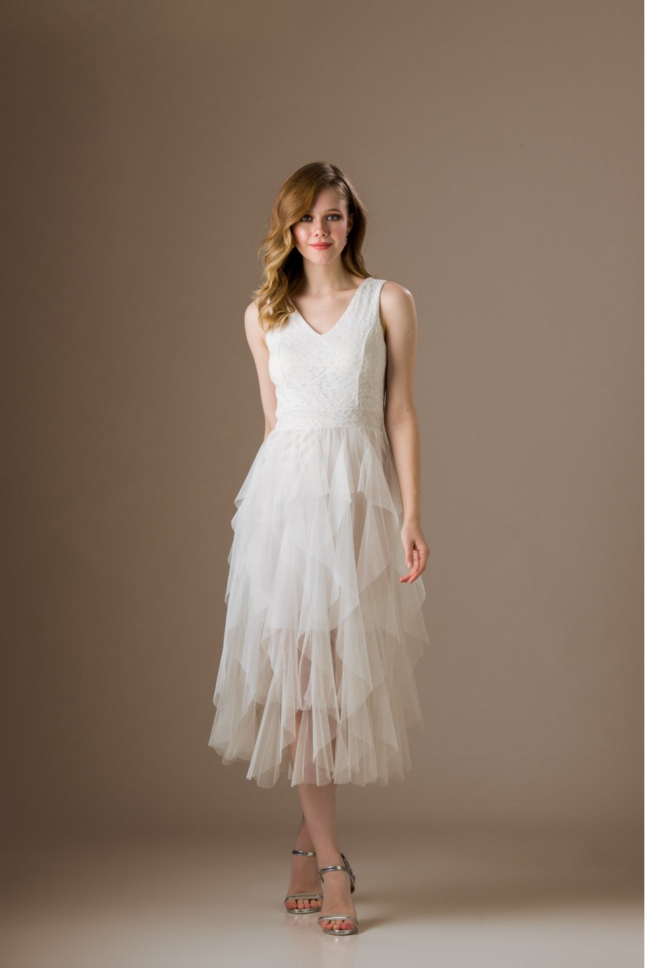Μιντί λευκό νυφικό φόρεμα με δαντέλα