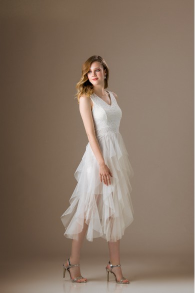 Μιντί λευκό νυφικό φόρεμα με δαντέλα Μιντί λευκό νυφικό φόρεμα με δαντέλα