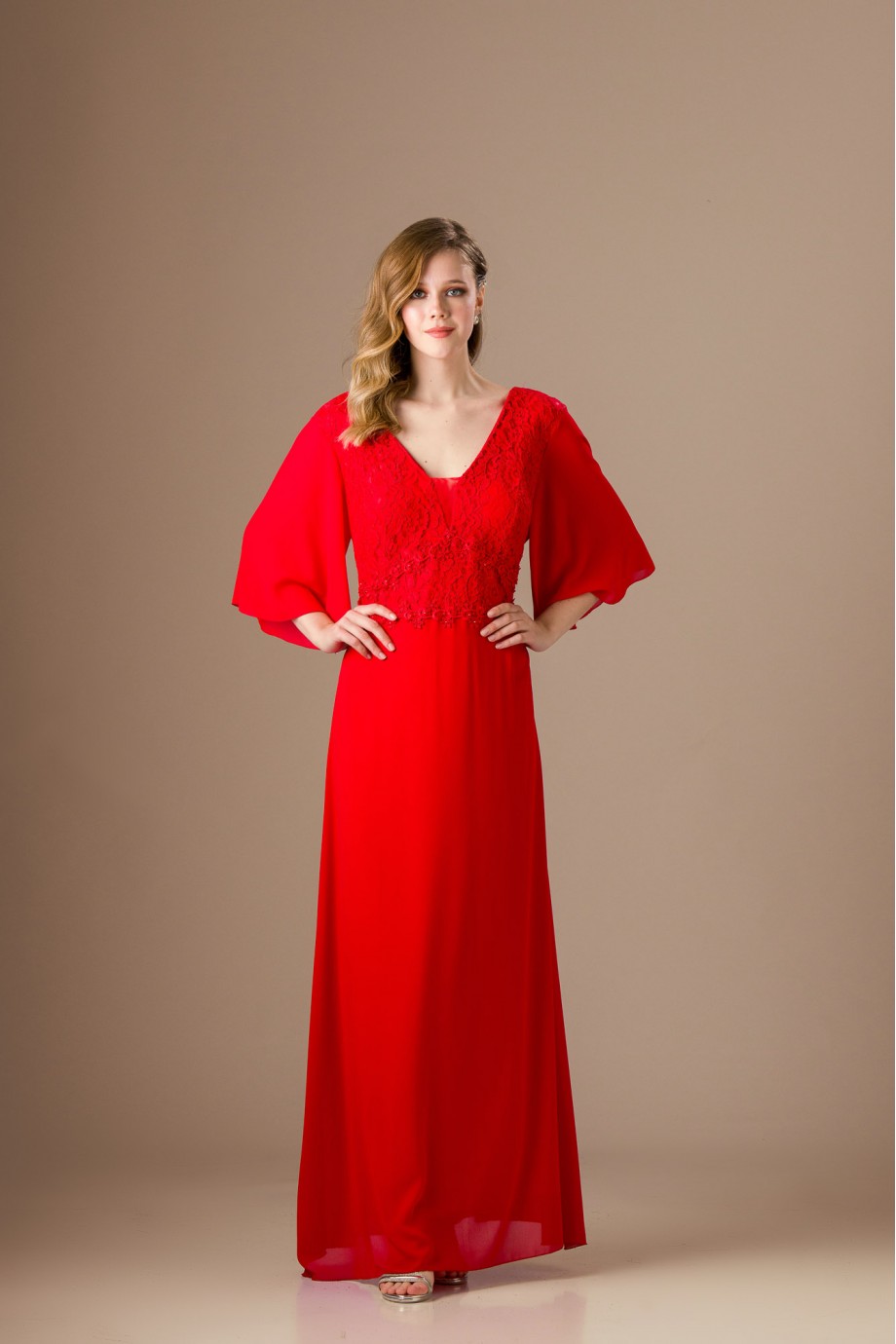 Μακρύ κόκκινο φόρεμα με ιδιαίτερα μανίκια