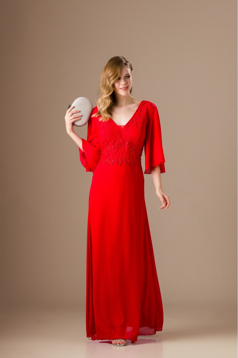 Μακρύ κόκκινο φόρεμα με ιδιαίτερα μανίκια