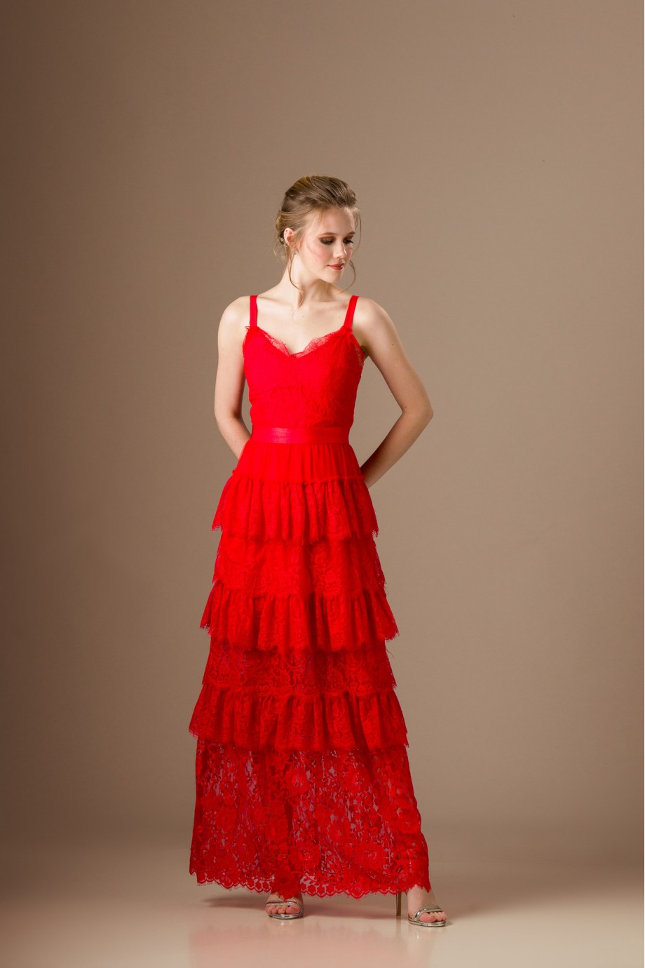 Μακρύ κόκκινο φόρεμα από δαντέλα
