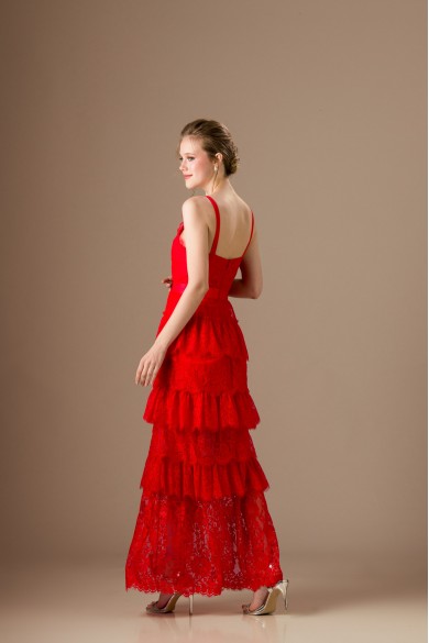 Μακρύ κόκκινο φόρεμα από δαντέλα Μακρύ κόκκινο φόρεμα από δαντέλα