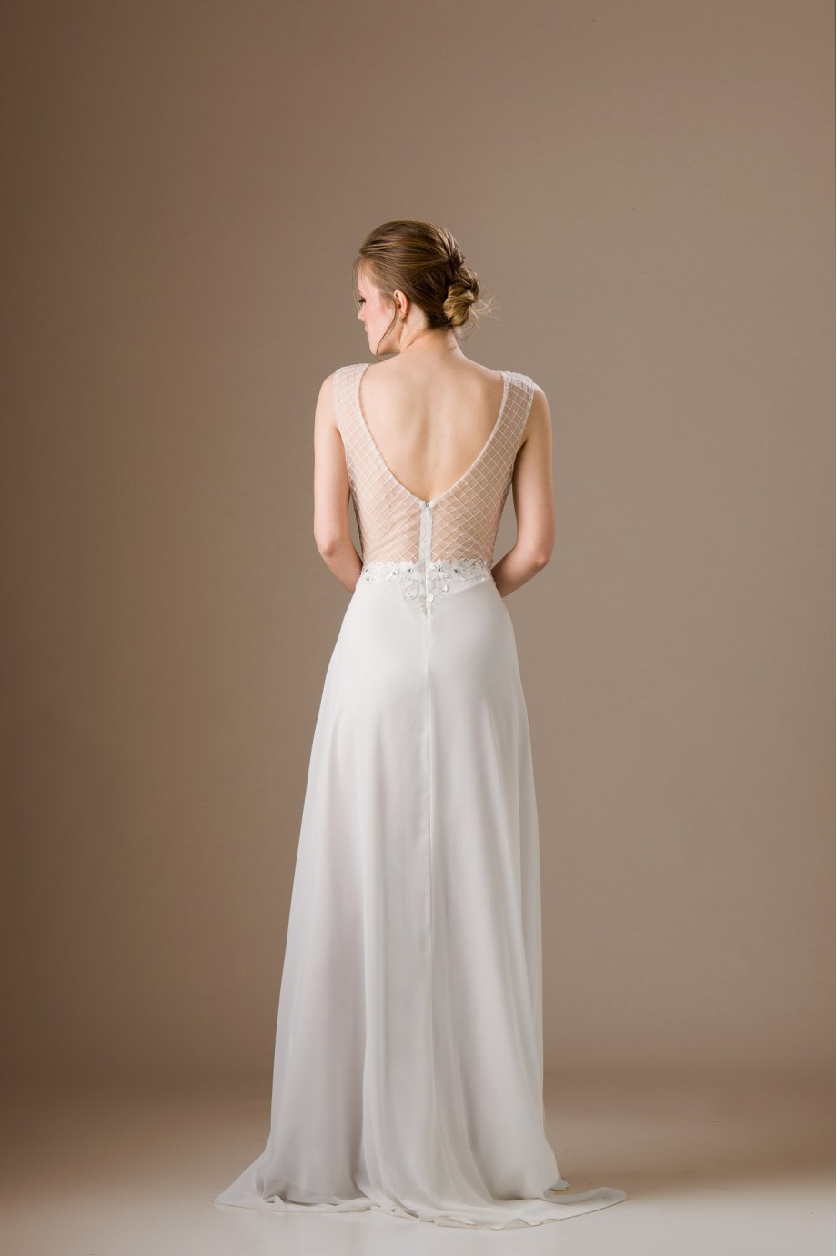 Μακρύ λευκό νυφικό φόρεμα
