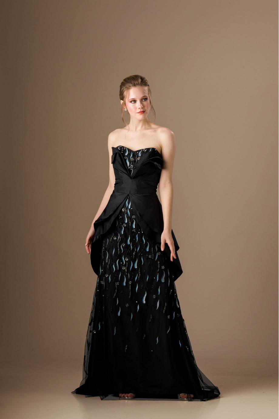 Μακρύ μαύρο ταφταδένιο φόρεμα