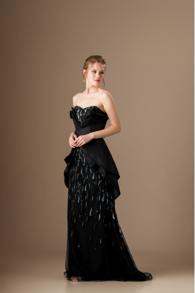 Μακρύ μαύρο ταφταδένιο φόρεμα Μακρύ μαύρο ταφταδένιο φόρεμα