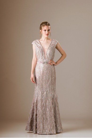 Μακρύ nude φόρεμα γοργονέ με παγιέτες και φτερά στρουθοκαμήλου