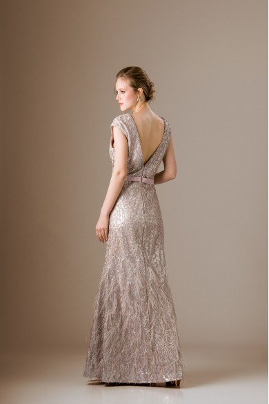 Μακρύ nude φόρεμα γοργονέ με παγιέτες και φτερά στρουθοκαμήλου Μακρύ nude φόρεμα γοργονέ με παγιέτες και φτερά στρουθοκαμήλου