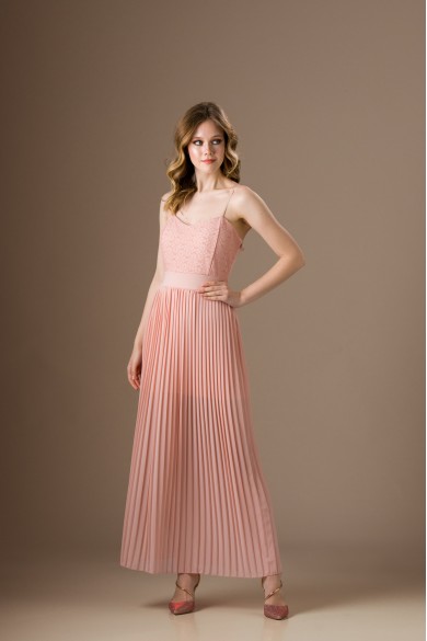 Μακρύ ροζ φόρεμα με πλισέ φούστα