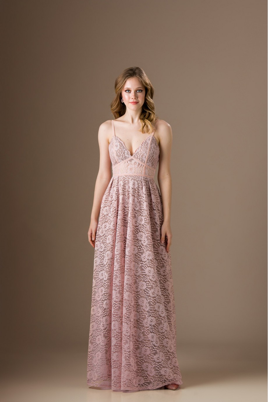 Μακρύ ροζ nude φόρεμα με ντεκολτέ