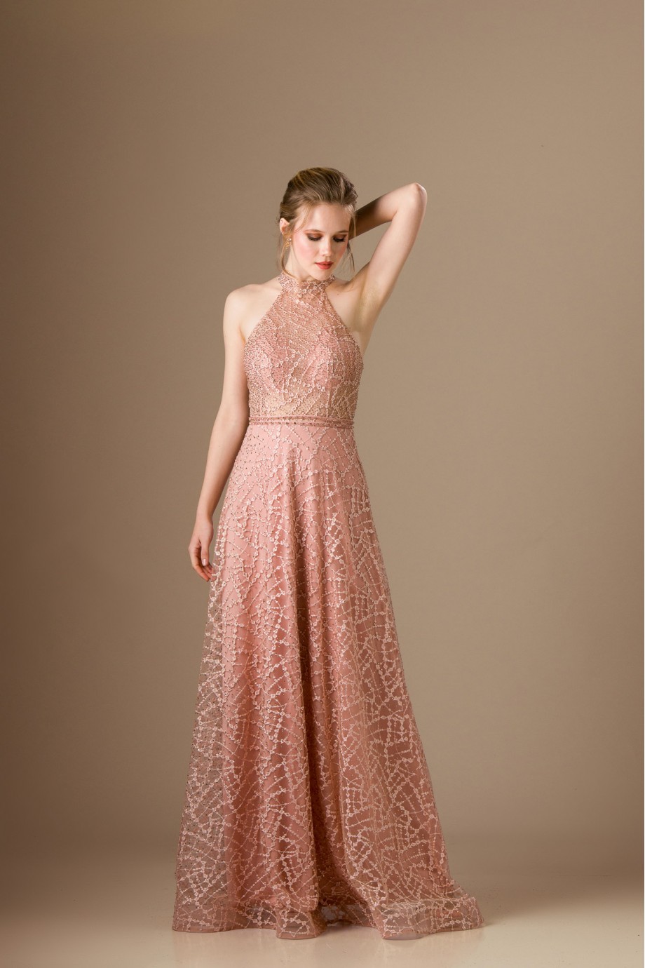Μακρύ ροζ φόρεμα από γαλλική δαντέλα