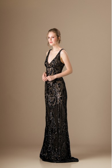 Μακρύ μαύρο εξώπλατο ελαστικό φόρεμα Μακρύ μαύρο εξώπλατο ελαστικό φόρεμα