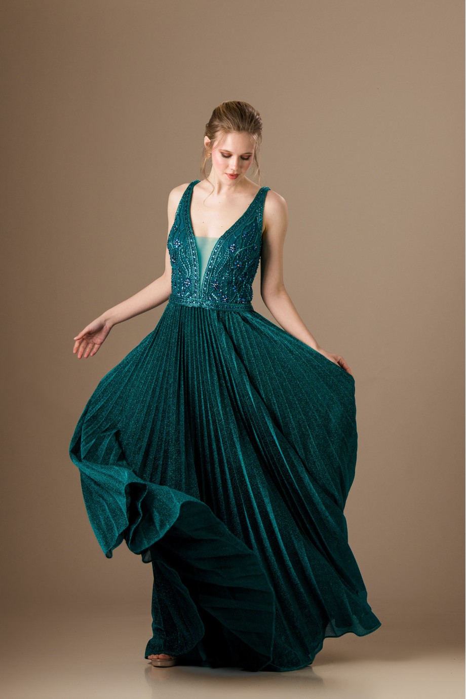 Μακρύ πράσινο εξώπλατο φόρεμα