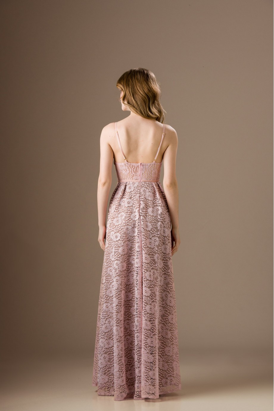 Μακρύ ροζ nude φόρεμα με ντεκολτέ