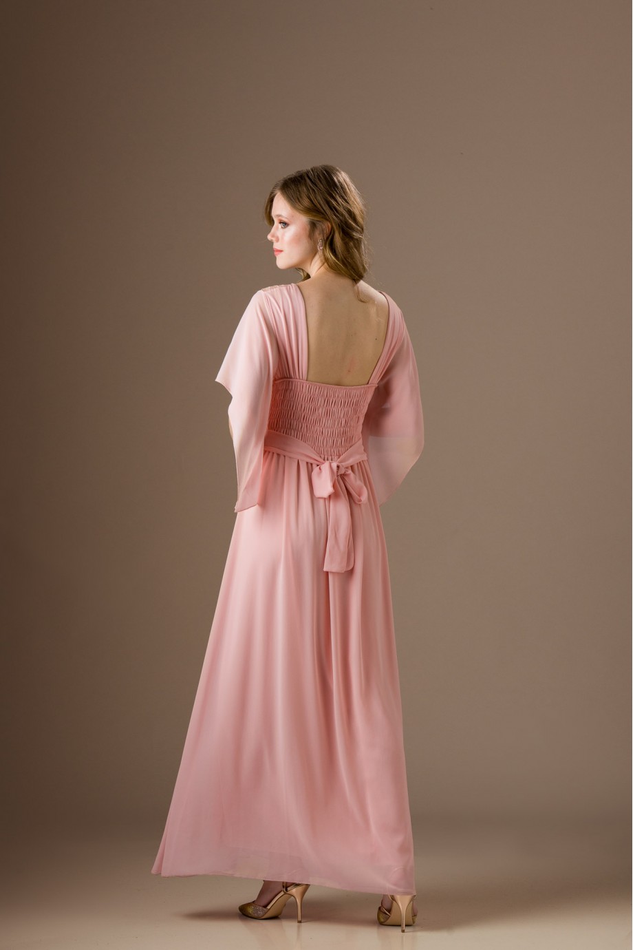Μακρύ ροζ φόρεμα με δαντέλα και μακριά μανίκια