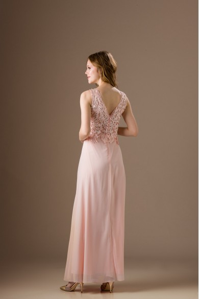 Μακρύ σωμόν φόρεμα με ιδιαίτερη δαντέλα Μακρύ σωμόν φόρεμα με ιδιαίτερη δαντέλα