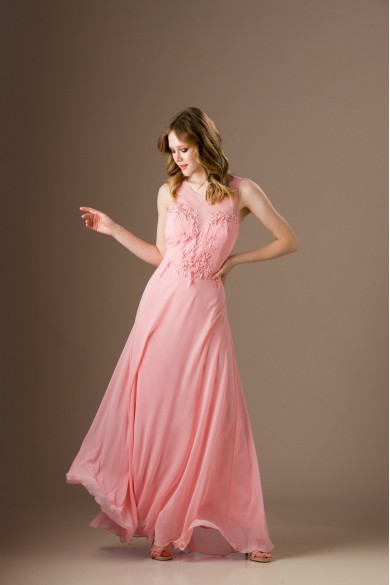 Μακρύ σωμόν φόρεμα με μοτίφ και διαφάνεια Μακρύ σωμόν φόρεμα με μοτίφ και διαφάνεια