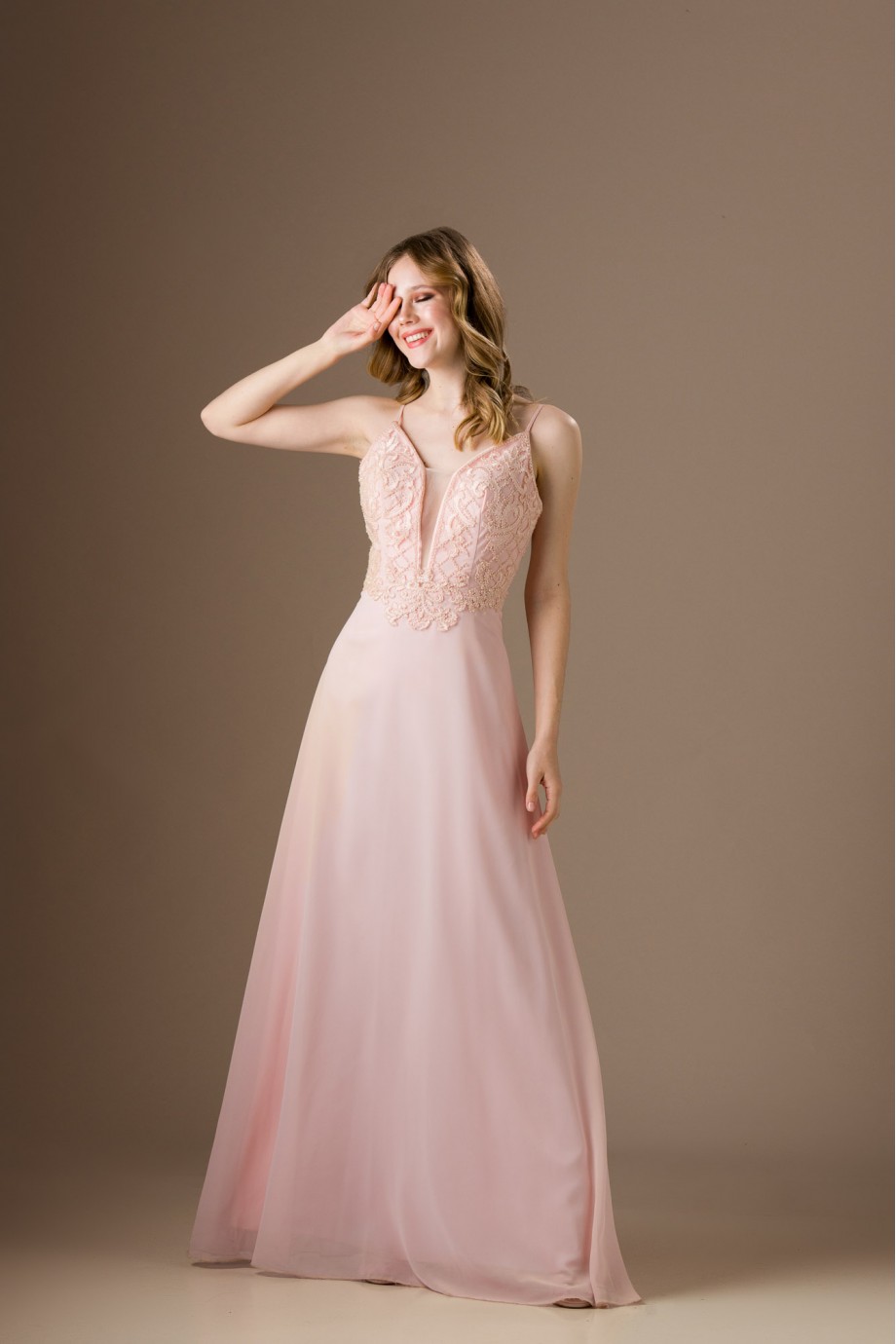 Μακρύ ροζ φόρεμα με ντεκολτέ και κέντημα