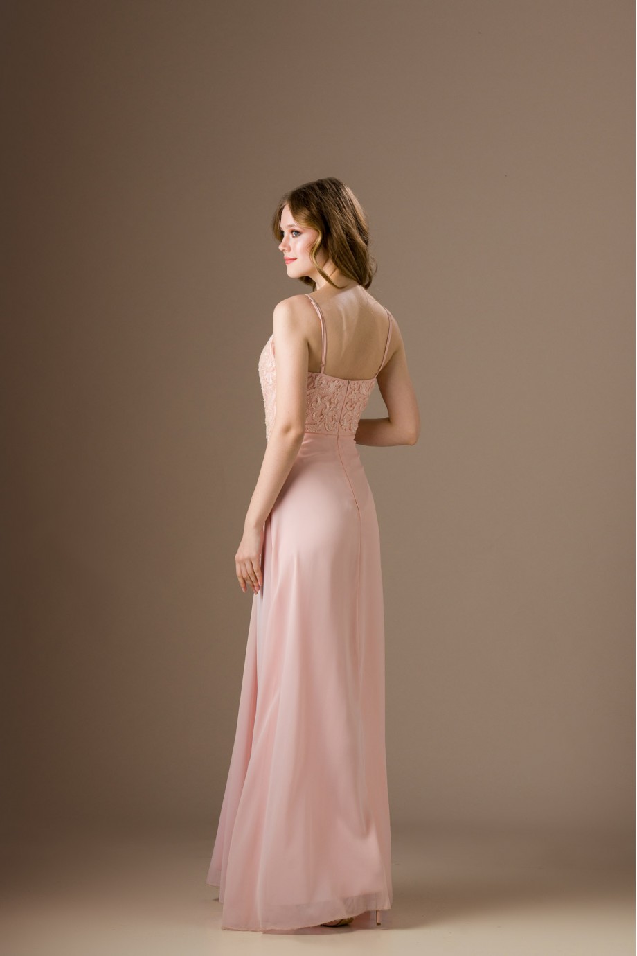 Μακρύ ροζ φόρεμα με ντεκολτέ και κέντημα