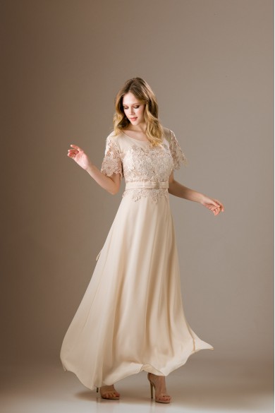 Μακρύ σαμπανί φόρεμα με διαφάνεια στο μπούστο Μακρύ σαμπανί φόρεμα με διαφάνεια στο μπούστο