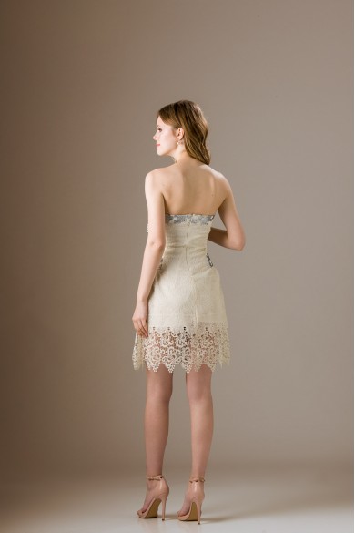 Kοντό ιβουάρ φόρεμα από δαντέλα