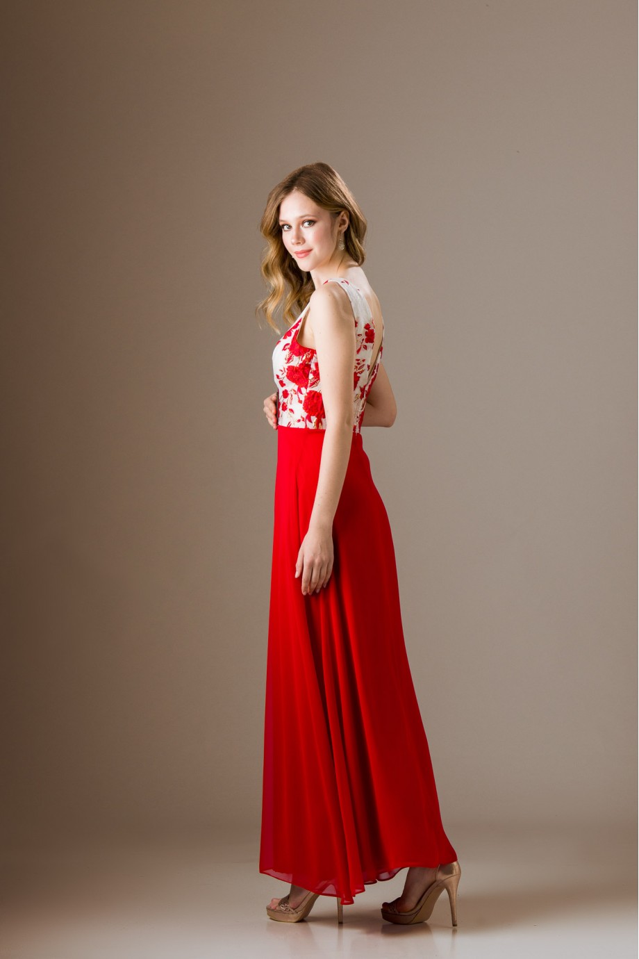 Μακρύ φόρεμα με κόκκινα τριαντάφυλλα