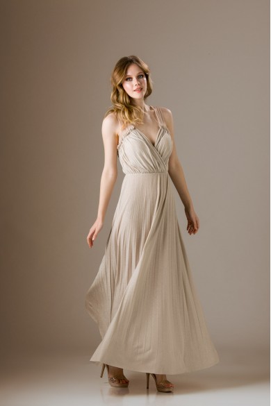 Μακρύ φόρεμα στο χρώμα της άμμου Μακρύ φόρεμα στο χρώμα της άμμου