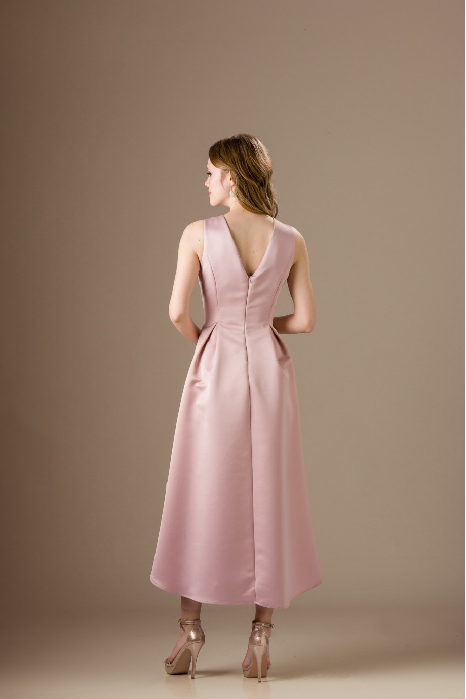 Κοντό ροζ σατέν φόρεμα με ντεκολτέ