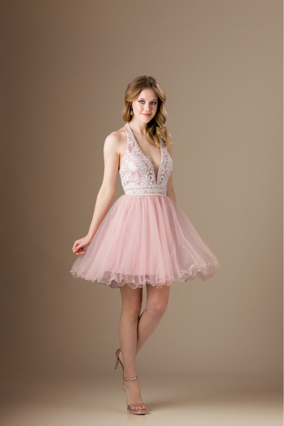 Κοντό ροζ φόρεμα με ντεκολτέ και μοτίφ