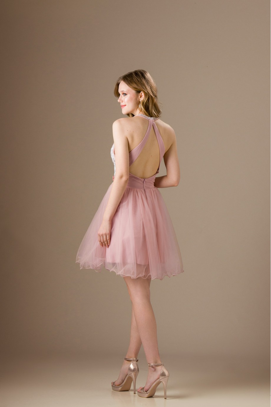 Κοντό ροζ φόρεμα με ντεκολτέ και μοτίφ