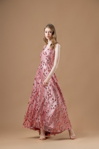 Μακρύ ροζ φόρεμα με δαντέλα με λουλούδια από παγέτα