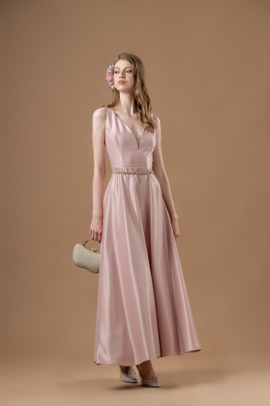 Μακρύ nude σατέν φόρεμα με βαθιά V λαιμόκοψη Μακρύ nude σατέν φόρεμα με βαθιά V λαιμόκοψη