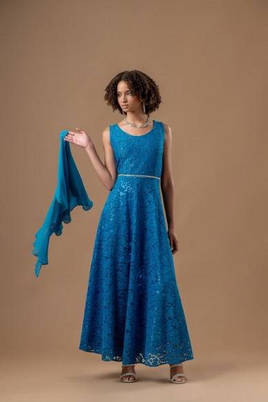 Μακρύ τιρκουάζ φόρεμα από δαντέλα με κεντημένη ζώνη από στρας