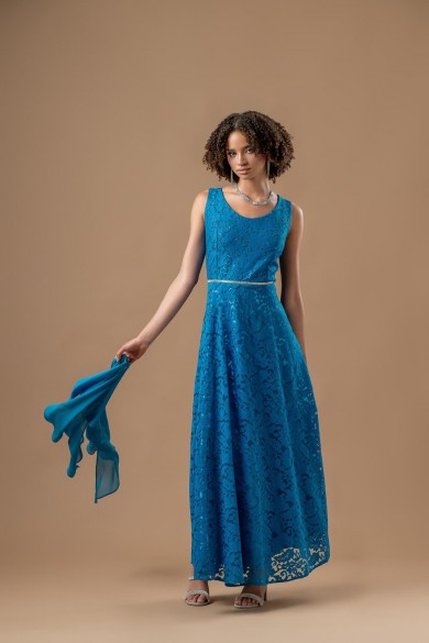 Μακρύ τιρκουάζ φόρεμα από δαντέλα με κεντημένη ζώνη από στρας