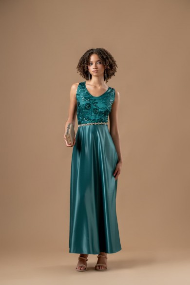 Μακρύ σατέν φόρεμα με δαντελένιες λεπτομέρειες στο μπούστο πετρόλ