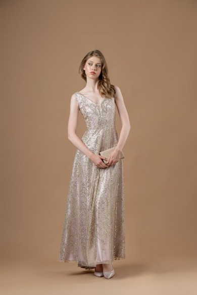 Μακρύ χρυσό φόρεμα από δαντέλα και βαθύ ντεκολτέ Μακρύ χρυσό φόρεμα από δαντέλα και βαθύ ντεκολτέ