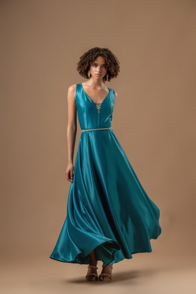 Μακρύ σατέν φόρεμα με βαθύ ντεκολτέ και μοτίφ πετρόλ