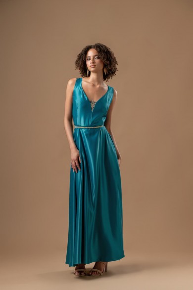 Μακρύ σατέν φόρεμα με βαθύ ντεκολτέ και μοτίφ πετρόλ Μακρύ σατέν φόρεμα με βαθύ ντεκολτέ και μοτίφ πετρόλ